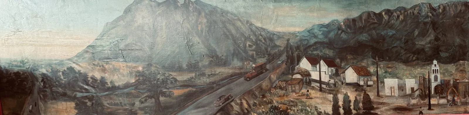 Óleo del segundo piso de la Taquería La Mexicana: un pueblo nuevoleonés al pie de la sierra, con la carretera, un camión de redilas, casas de teja y un templo de campanario blanco