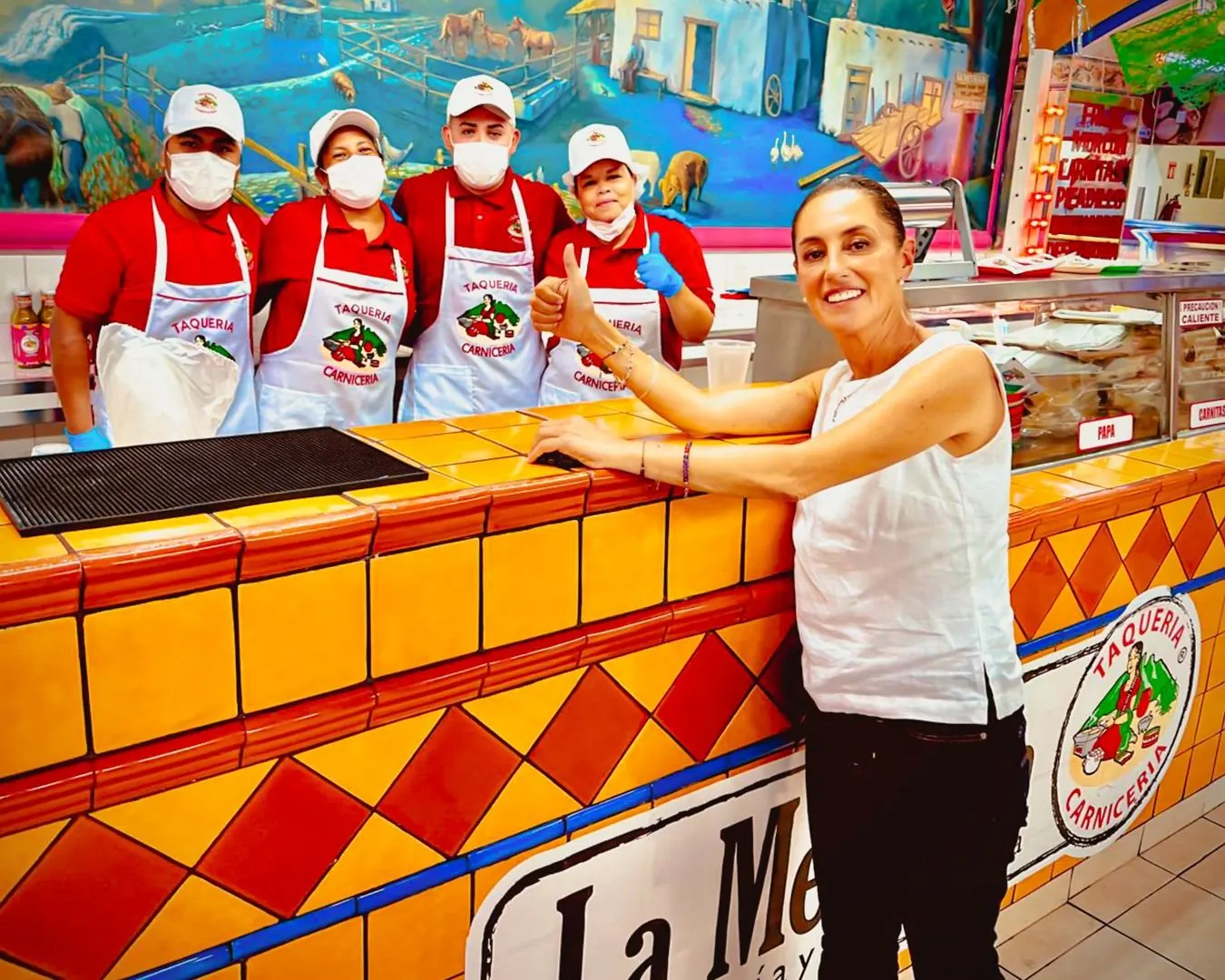 El equipo de la Taquería La Mexicana detrás del mostrador de la sucursal Centro, con el frente pintado a colores
