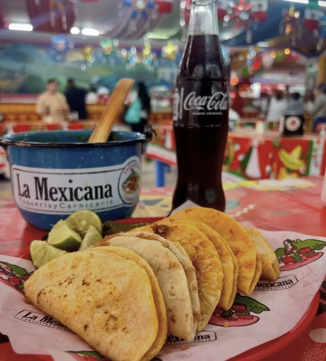 Orden de tacos de canasta de La Mexicana con Coca-Cola de vidrio, en el salón del Centro